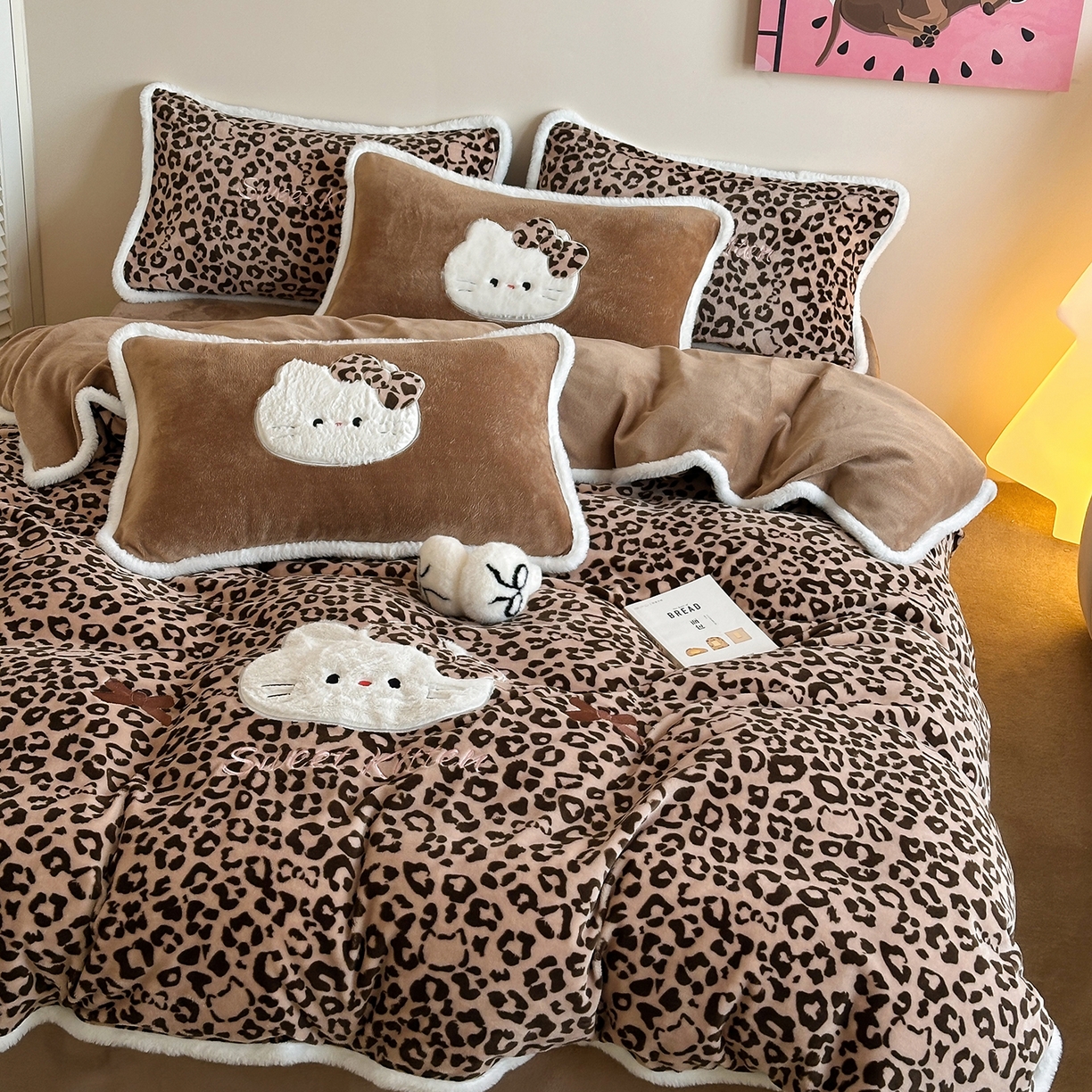 91家纺网 家纺一手货源 找家纺 桃子家居 2026新款A类新年限定兔毛贴布绣猫咪可爱公主兔毛包边工艺款加厚牛奶绒四件套 绒贴布绣-豹纹喵喵咖