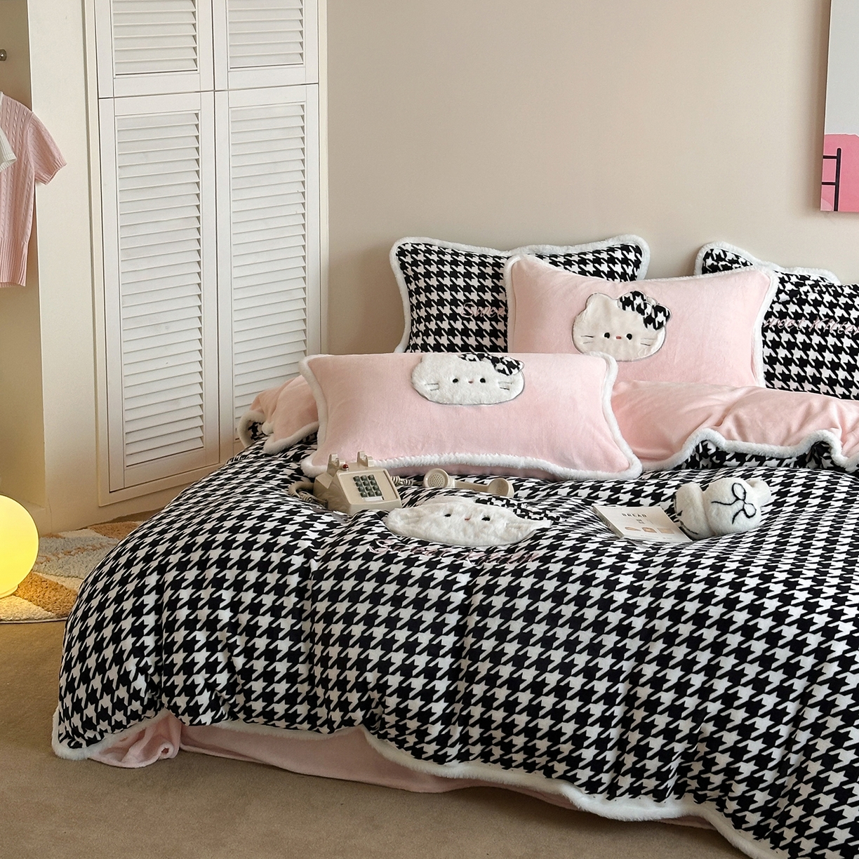 91家纺网 家纺一手货源 找家纺 桃子家居 2026新款A类新年限定兔毛贴布绣猫咪可爱公主兔毛包边工艺款加厚牛奶绒四件套 绒贴布绣-千鸟格猫咪