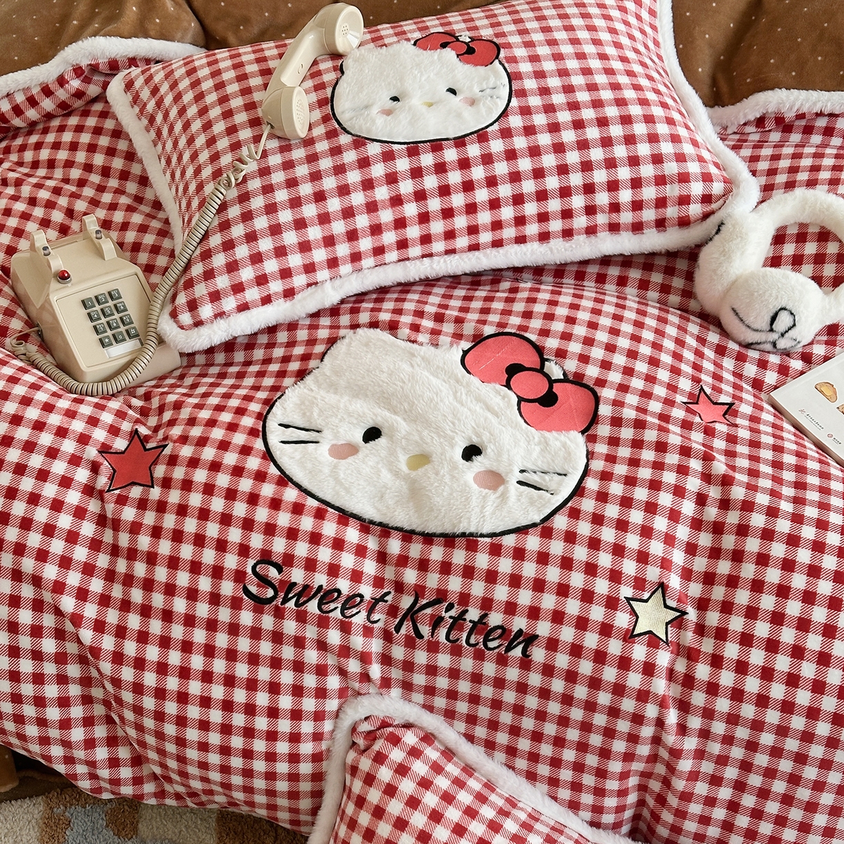 91家纺网 家纺一手货源 找家纺 桃子家居 2026新款A类新年限定兔毛贴布绣猫咪可爱公主兔毛包边工艺款加厚牛奶绒四件套 绒贴布绣-喵喵公主咖