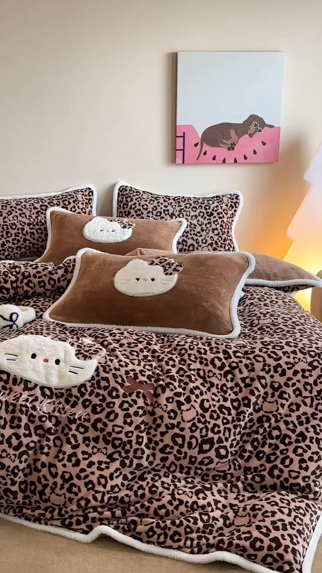 91家纺网 家纺一手货源 找家纺 桃子家居 2026新款A类新年限定兔毛贴布绣猫咪可爱公主兔毛包边工艺款加厚牛奶绒四件套 绒贴布绣-豹纹喵喵咖