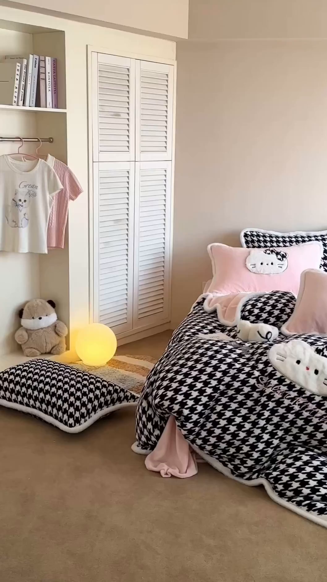 91家纺网 家纺一手货源 找家纺 桃子家居 2026新款A类新年限定兔毛贴布绣猫咪可爱公主兔毛包边工艺款加厚牛奶绒四件套 绒贴布绣-千鸟格猫咪