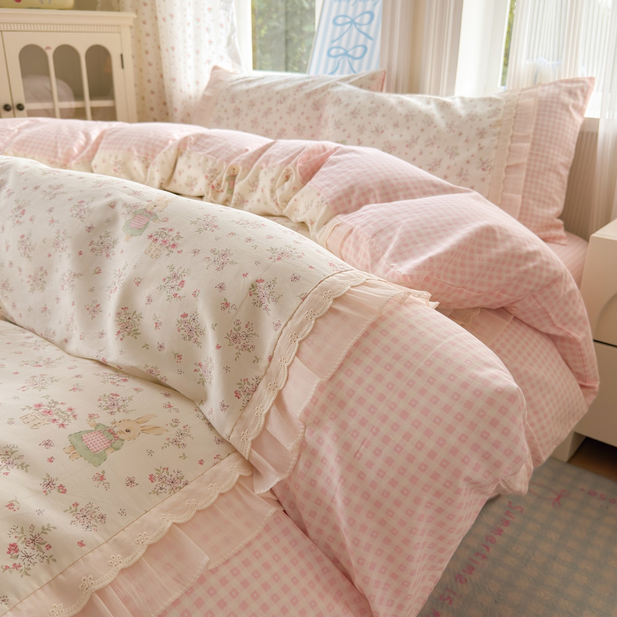 91家纺网 家纺一手货源 找家纺 乐童家纺 2026新款全棉纯棉拼接花边小清新工艺款四件套 花田兔兔