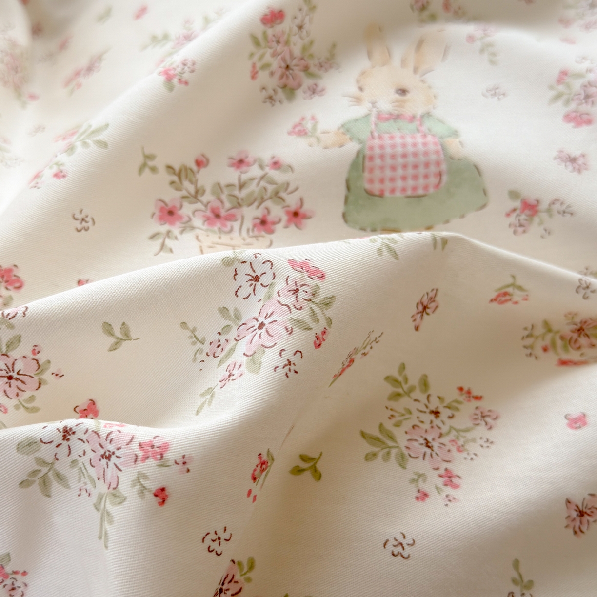 91家纺网 家纺一手货源 找家纺 乐童家纺 2026新款全棉纯棉拼接花边小清新工艺款四件套 花田兔兔