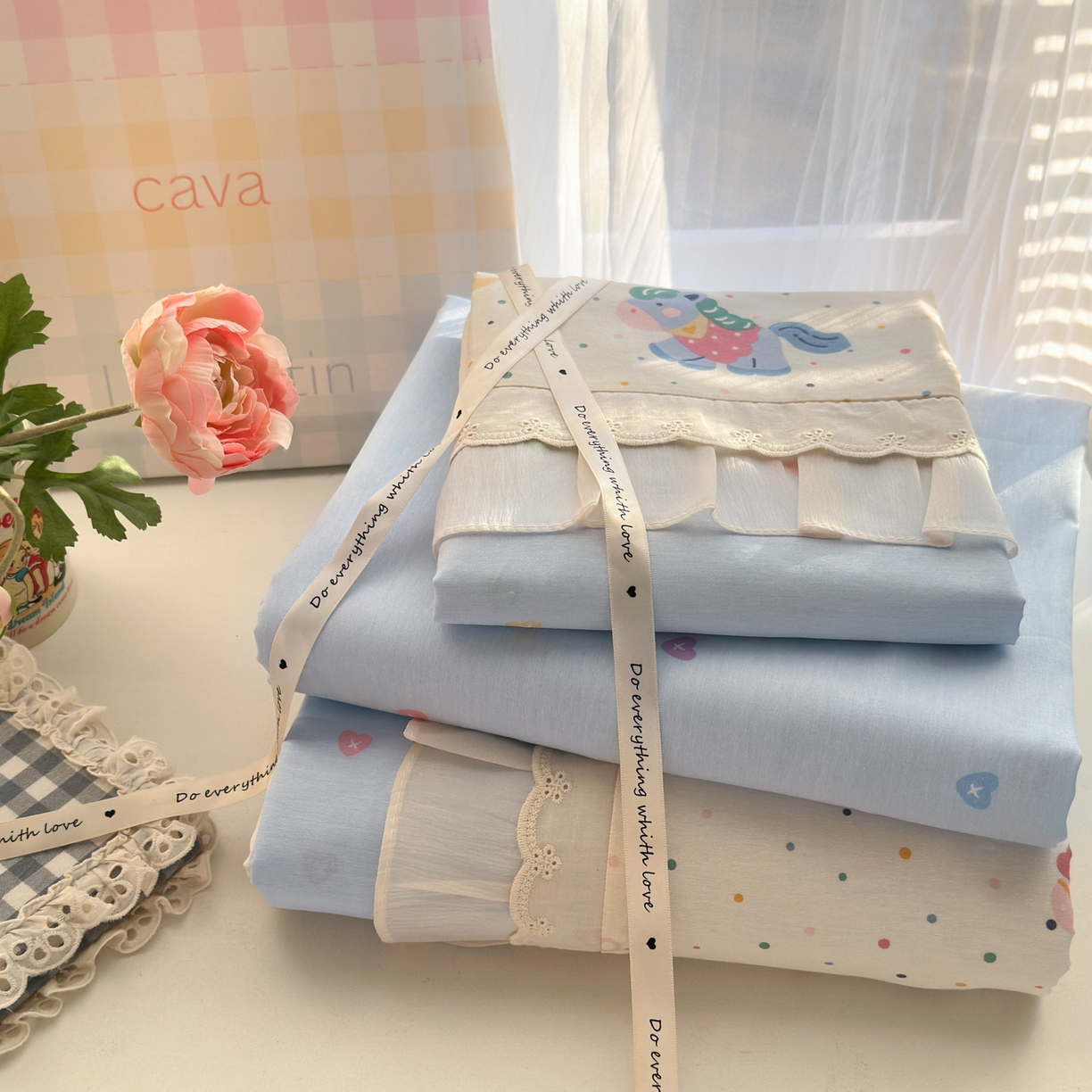 91家纺网 家纺一手货源 找家纺 乐童家纺 2026新款全棉纯棉拼接花边小清新工艺款四件套 彩虹木马