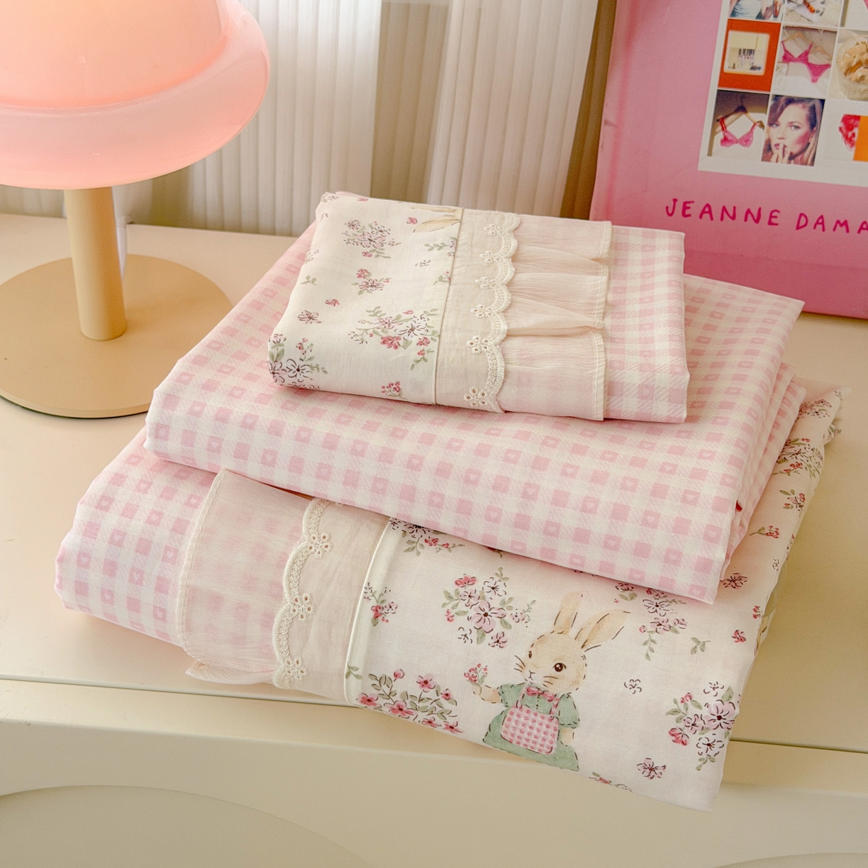 91家纺网 家纺一手货源 找家纺 乐童家纺 2026新款全棉纯棉拼接花边小清新工艺款四件套 花田兔兔