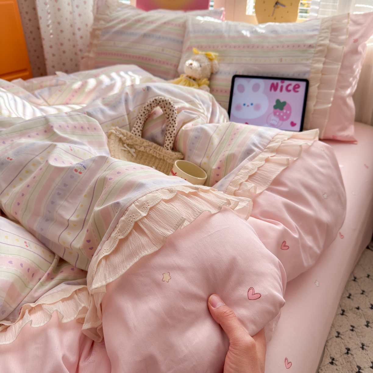 91家纺网 家纺一手货源 找家纺 乐童家纺 2026新款全棉纯棉拼接花边小清新工艺款四件套 毛线彩虹