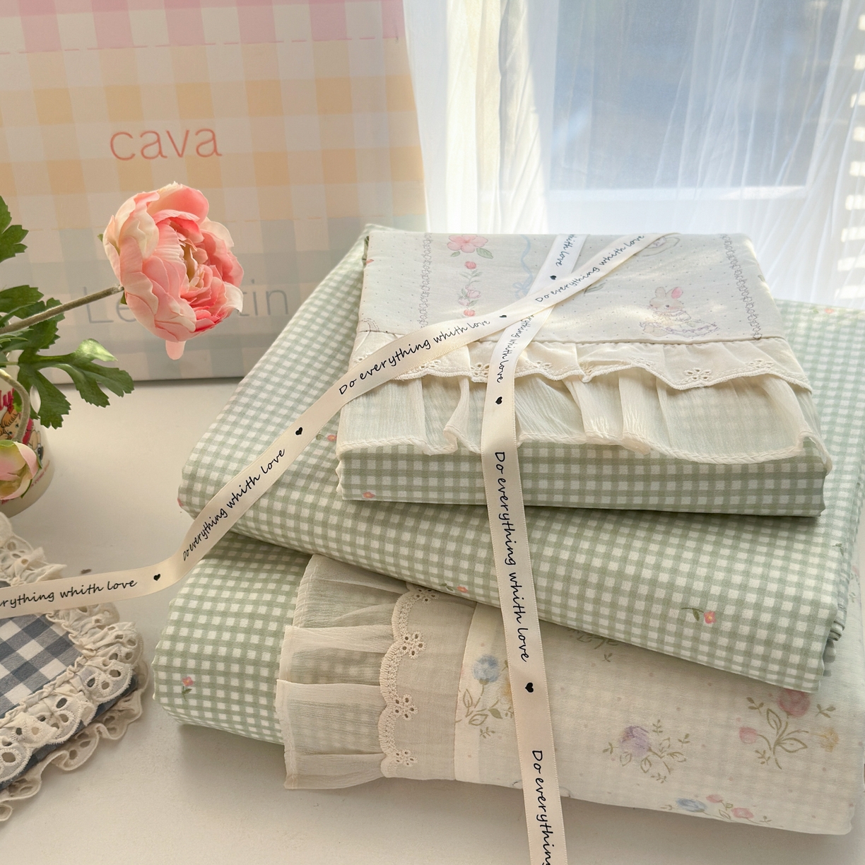 91家纺网 家纺一手货源 找家纺 乐童家纺 2026新款全棉纯棉拼接花边小清新工艺款四件套 春日小兔