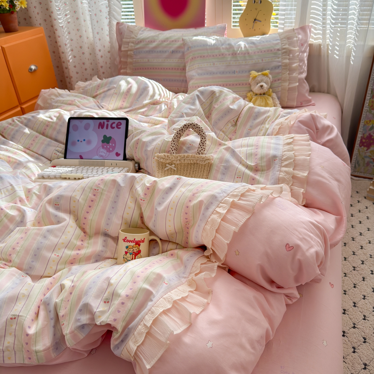 91家纺网 家纺一手货源 找家纺 乐童家纺 2026新款全棉纯棉拼接花边小清新工艺款四件套 毛线彩虹