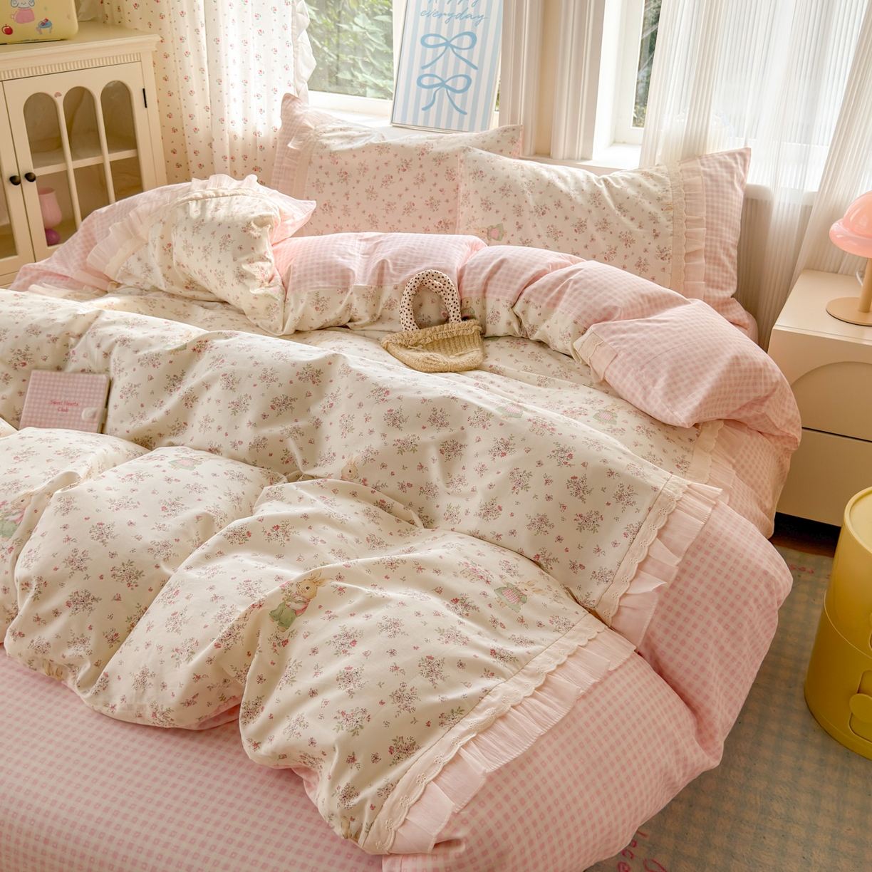 91家纺网 家纺一手货源 找家纺 乐童家纺 2026新款全棉纯棉拼接花边小清新工艺款四件套 花田兔兔