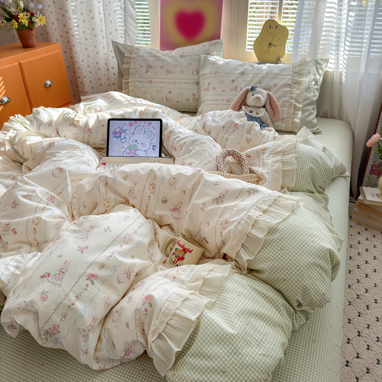 91家纺网 家纺一手货源 找家纺 乐童家纺 2026新款全棉纯棉拼接花边小清新工艺款四件套 春日小兔