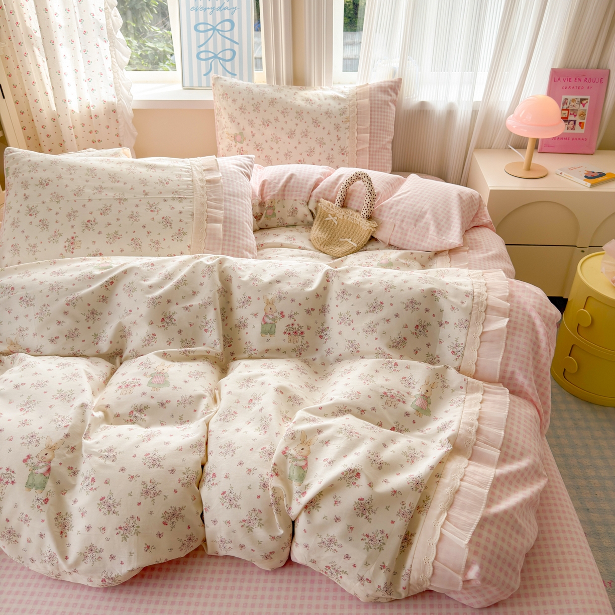 91家纺网 家纺一手货源 找家纺 乐童家纺 2026新款全棉纯棉拼接花边小清新工艺款四件套 花田兔兔