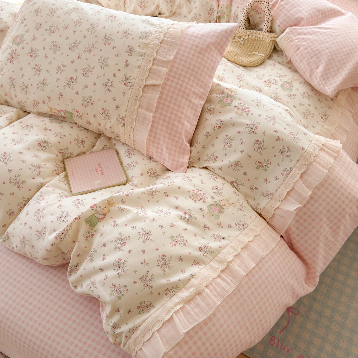 91家纺网 家纺一手货源 找家纺 乐童家纺 2026新款全棉纯棉拼接花边小清新工艺款四件套 花田兔兔