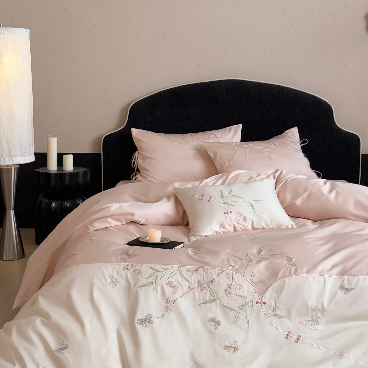 91家纺网 家纺一手货源 找家纺 鹿班家居 2026新款100S长绒棉纯棉精密刺绣系列四件套-花影摇曳 花影摇曳-粉色(标准会员-20元)