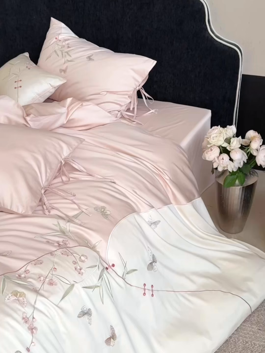 91家纺网 家纺一手货源 找家纺 鹿班家居 2026新款100S长绒棉纯棉精密刺绣系列四件套-花影摇曳 花影摇曳-粉色(标准会员-20元)