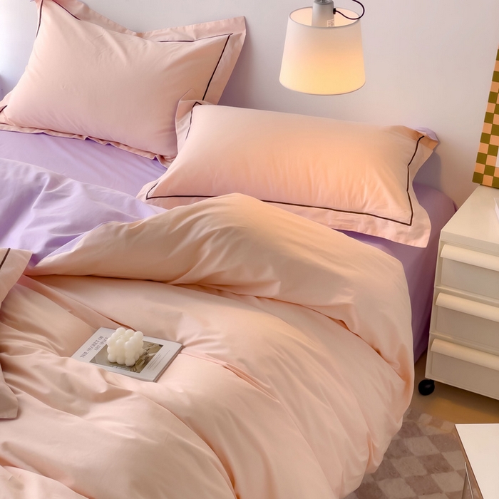 91家纺网 家纺一手货源 找家纺 锦彩家居 2026新款40支正宗13372双拼纯色全棉四件套酒店宾馆民宿学生三件套（可定制）标准号的床单是圆角吊边；小号和加大的床单都是直角 蜜桃粉-浅紫
