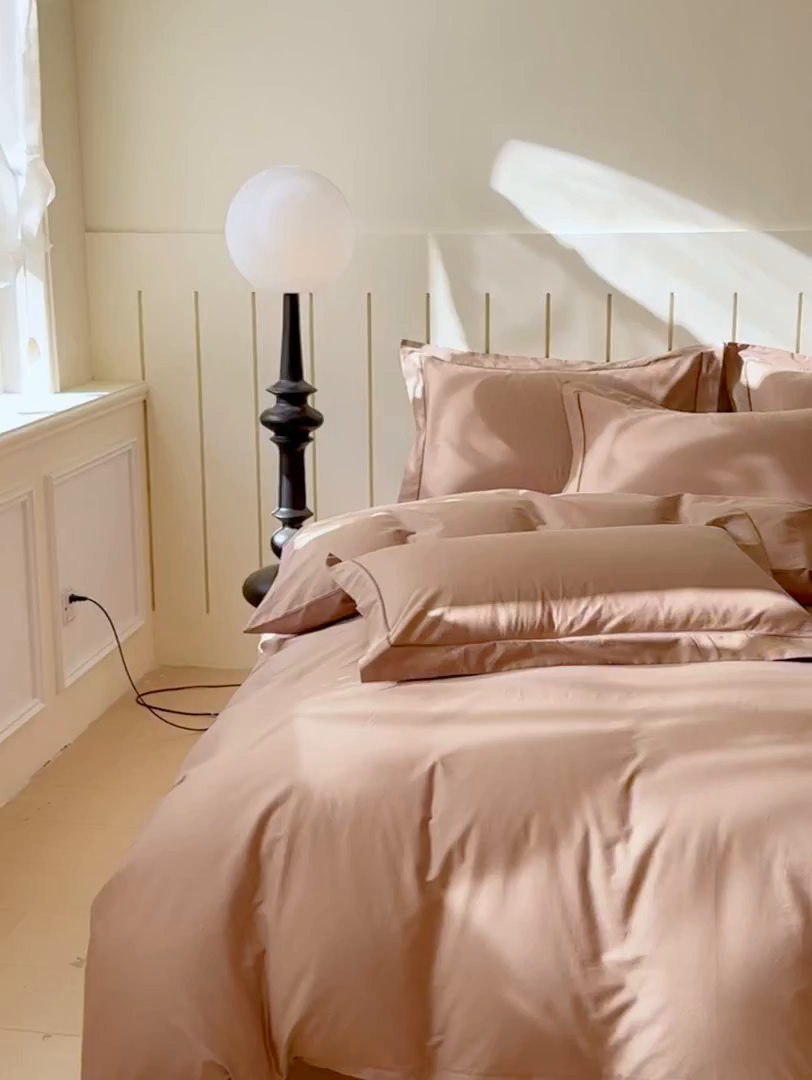 91家纺网 家纺一手货源 找家纺 锦彩家居 2026新款40支正宗13372双拼纯色全棉四件套酒店宾馆民宿学生三件套（可定制）标准号的床单是圆角吊边；小号和加大的床单都是直角 摩卡