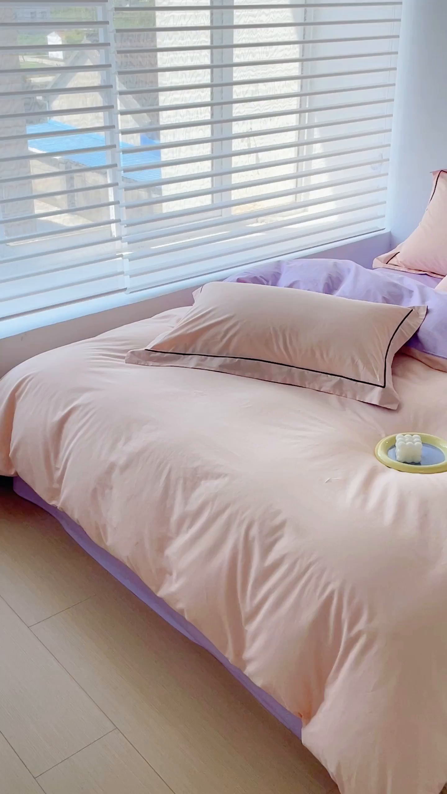 91家纺网 家纺一手货源 找家纺 锦彩家居 2026新款40支正宗13372双拼纯色全棉四件套酒店宾馆民宿学生三件套（可定制）标准号的床单是圆角吊边；小号和加大的床单都是直角 蜜桃粉-浅紫