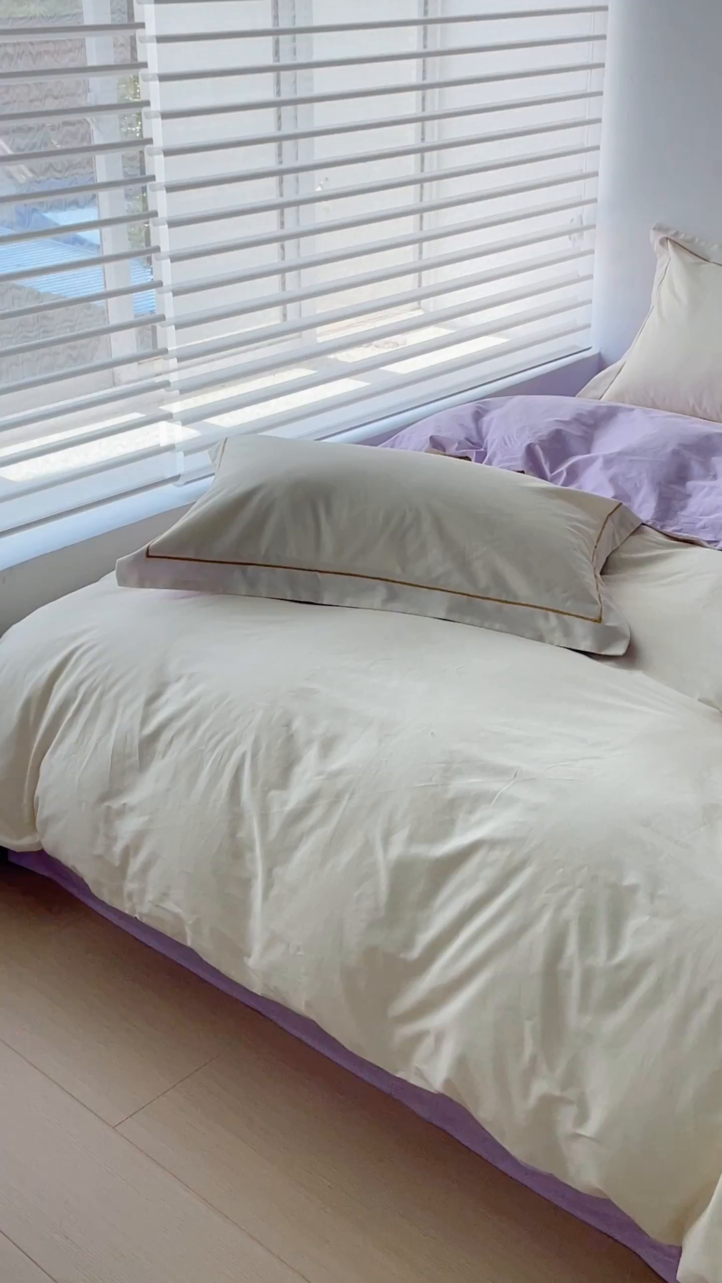 91家纺网 家纺一手货源 找家纺 锦彩家居 2026新款40支正宗13372双拼纯色全棉四件套酒店宾馆民宿学生三件套（可定制）标准号的床单是圆角吊边；小号和加大的床单都是直角 奶昔白-浅紫