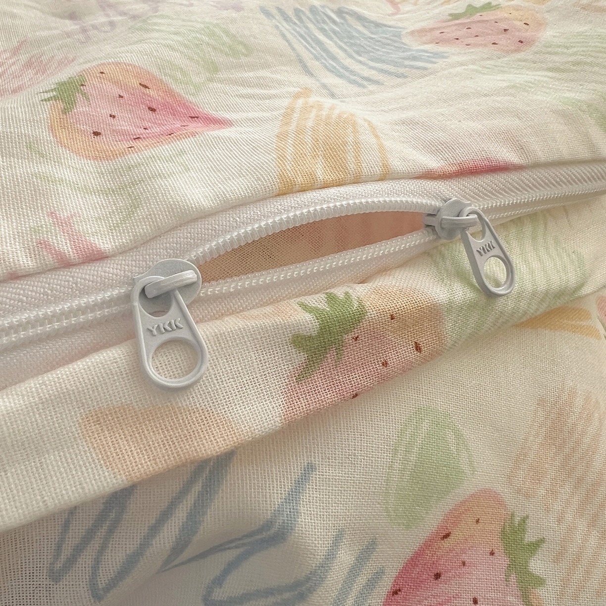 91家纺网 家纺一手货源 找家纺 典曼家纺 2026新款全棉纯棉有氧双层纱贝壳边四件套 贝壳边缤纷草莓