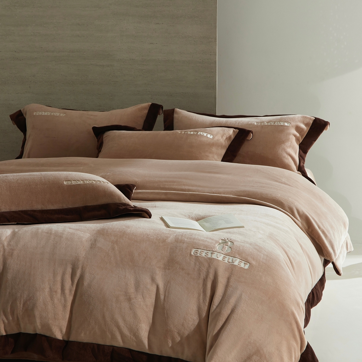 91家纺网 家纺一手货源 找家纺 南泉坊 2025新款230克全消光牛奶绒刺绣四件套 墨尔本-咖