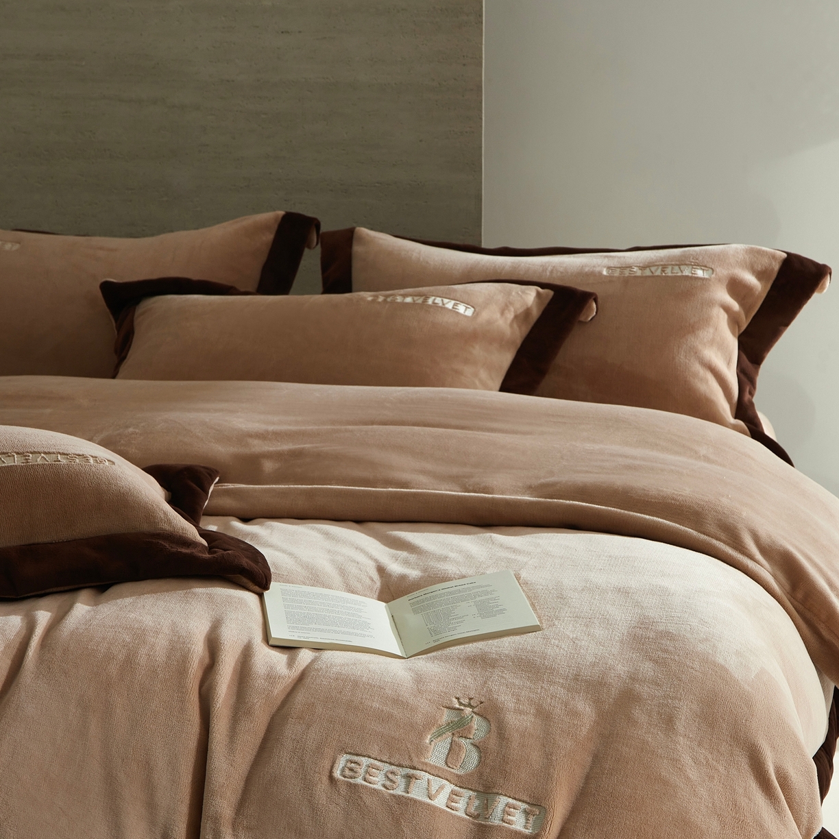 91家纺网 家纺一手货源 找家纺 南泉坊 2025新款230克全消光牛奶绒刺绣四件套 墨尔本-咖