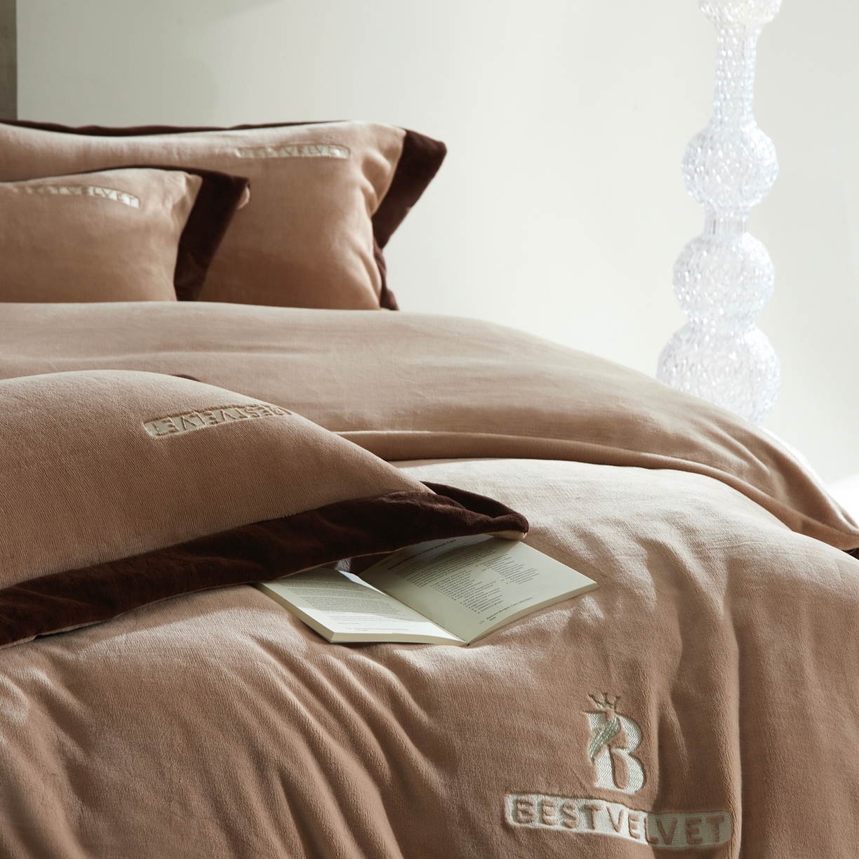 91家纺网 家纺一手货源 找家纺 南泉坊 2025新款230克全消光牛奶绒刺绣四件套 墨尔本-咖