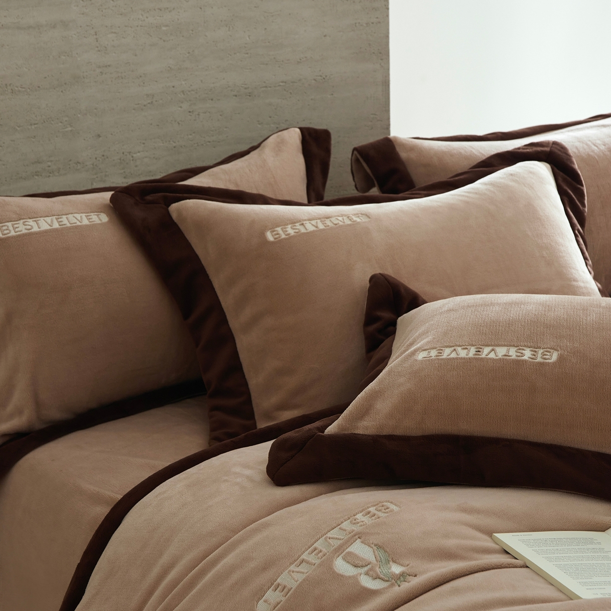 91家纺网 家纺一手货源 找家纺 南泉坊 2025新款230克全消光牛奶绒刺绣四件套 墨尔本-咖