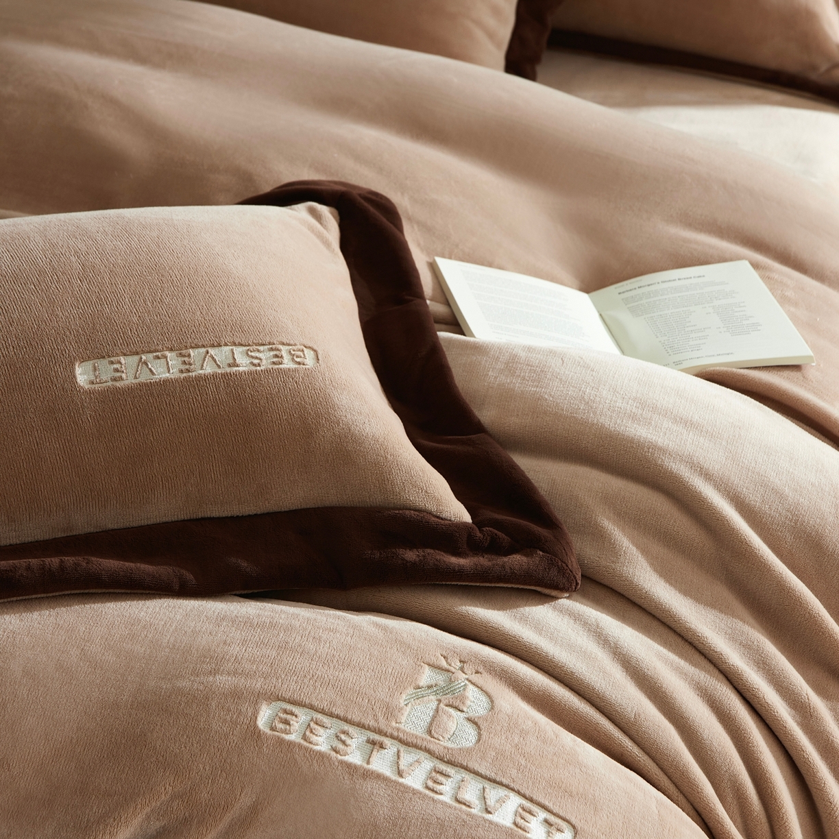 91家纺网 家纺一手货源 找家纺 南泉坊 2025新款230克全消光牛奶绒刺绣四件套 墨尔本-咖