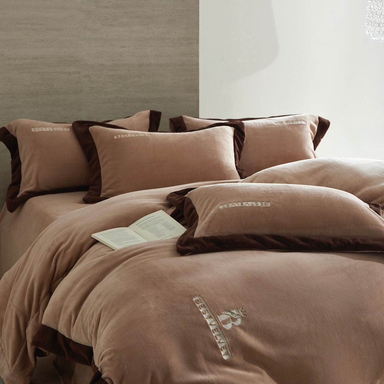 91家纺网 家纺一手货源 找家纺 南泉坊 2025新款230克全消光牛奶绒刺绣四件套 墨尔本-咖