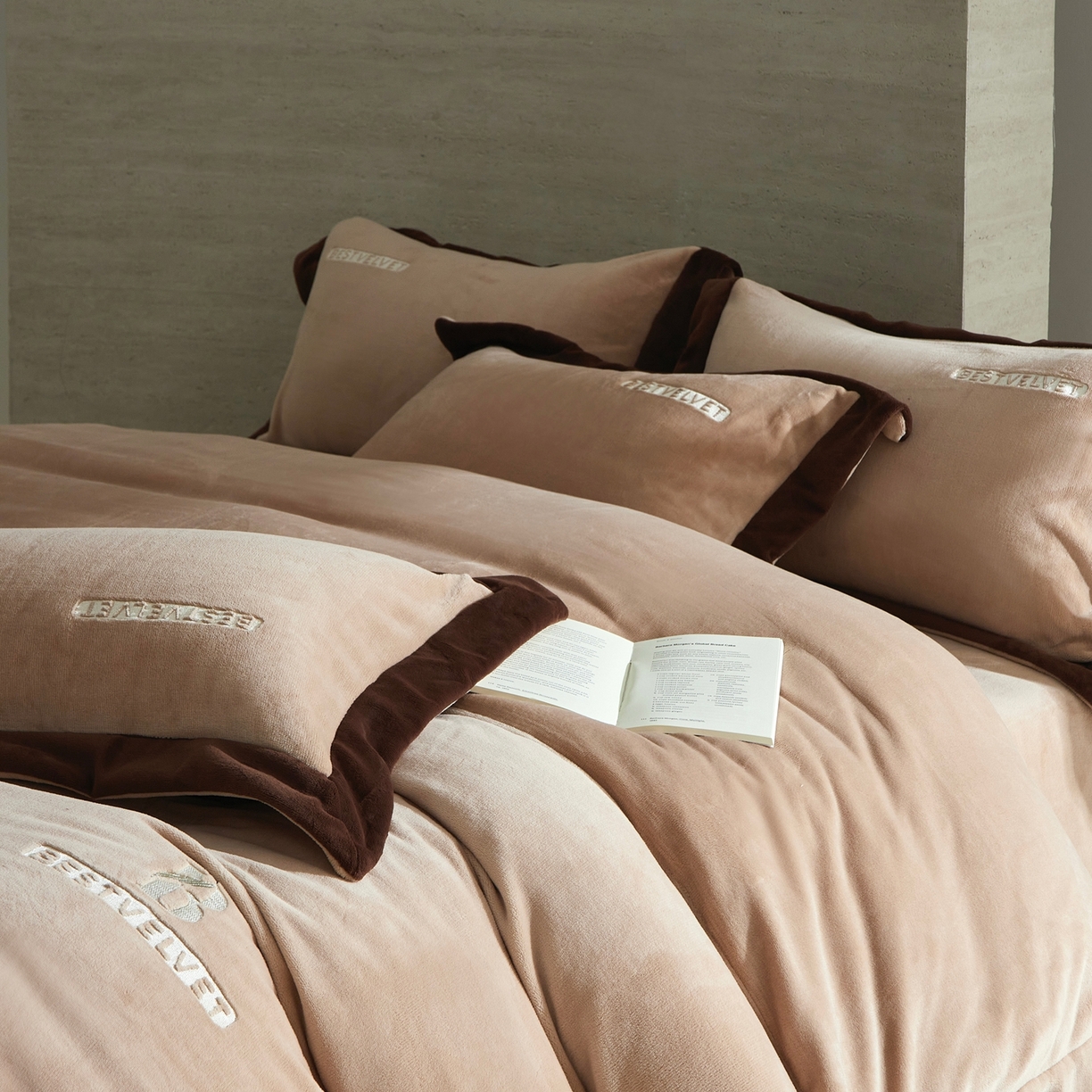 91家纺网 家纺一手货源 找家纺 南泉坊 2025新款230克全消光牛奶绒刺绣四件套 墨尔本-咖