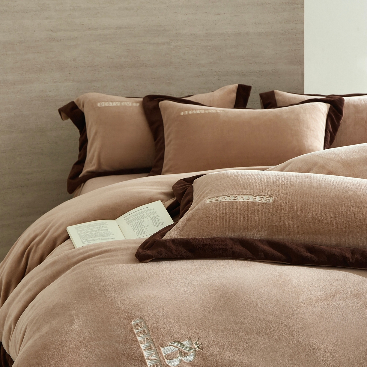 91家纺网 家纺一手货源 找家纺 南泉坊 2025新款230克全消光牛奶绒刺绣四件套 墨尔本-咖