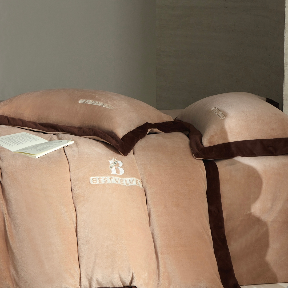 91家纺网 家纺一手货源 找家纺 南泉坊 2025新款230克全消光牛奶绒刺绣四件套 墨尔本-咖