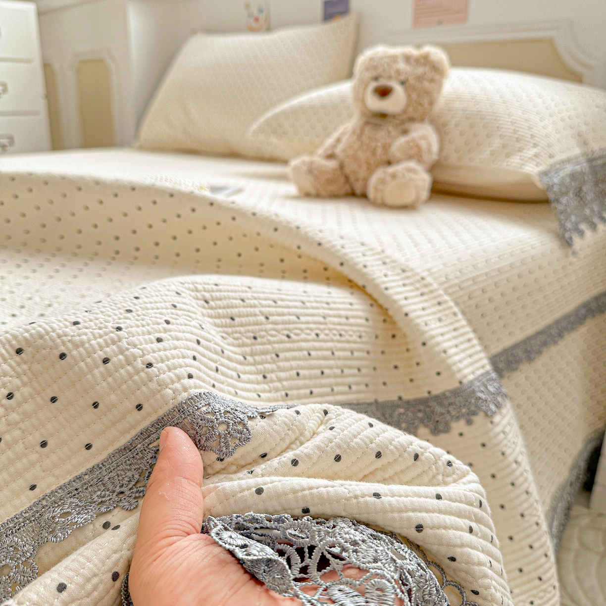 91家纺网 家纺一手货源 找家纺 源舜家纺 2026新款全棉双层纱梅花边床盖 波点-白色