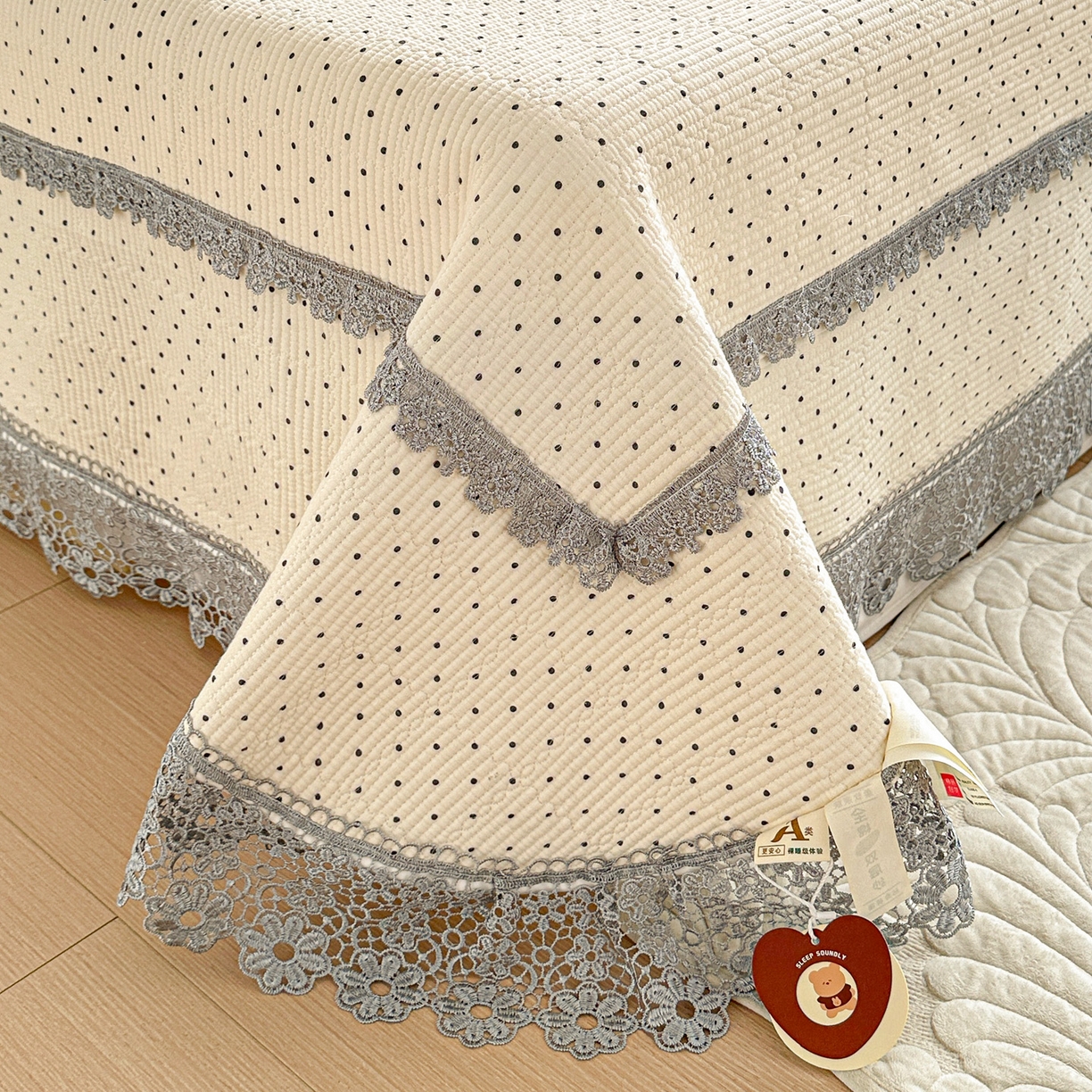 91家纺网 家纺一手货源 找家纺 源舜家纺 2026新款全棉双层纱梅花边床盖 波点-白色