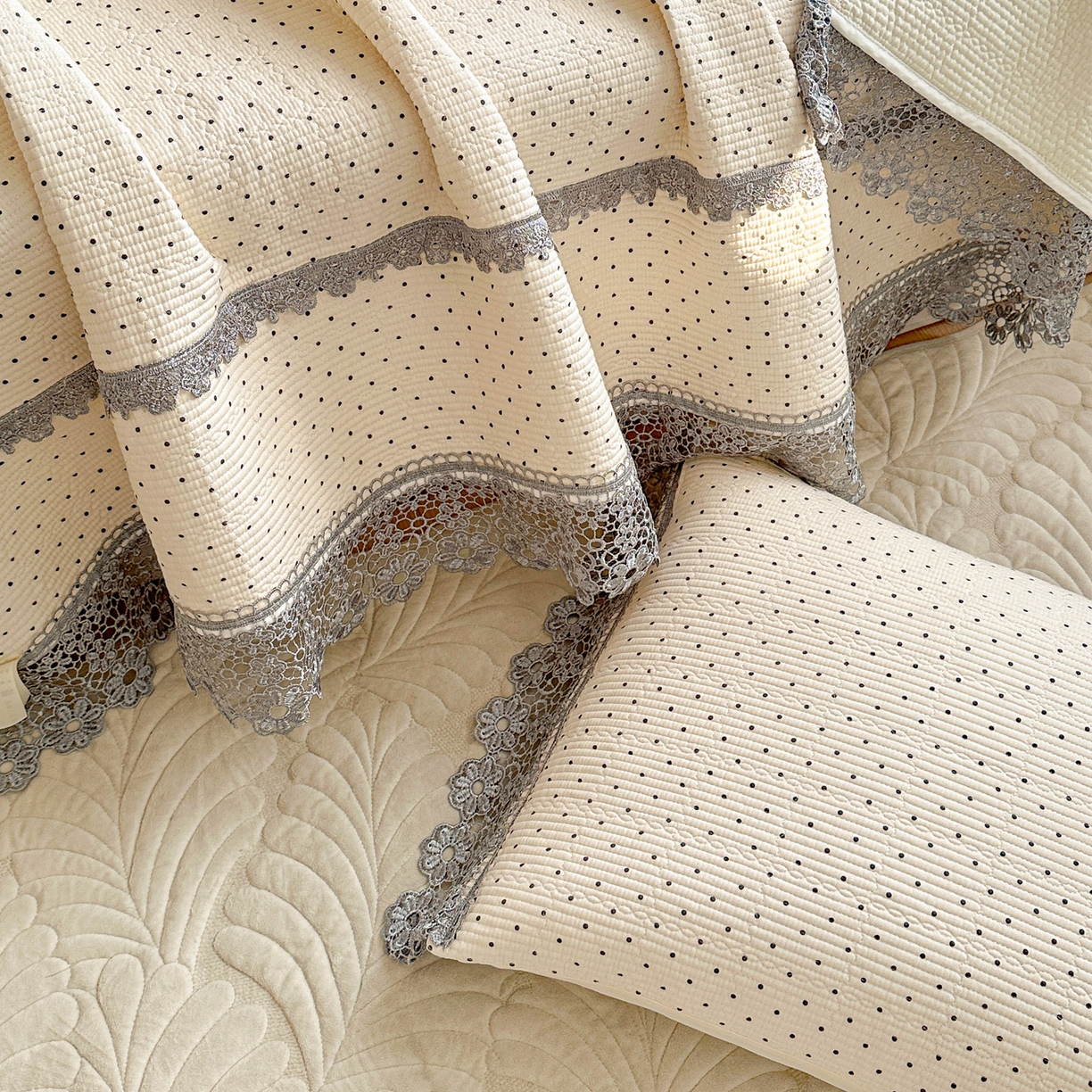 91家纺网 家纺一手货源 找家纺 源舜家纺 2026新款全棉双层纱梅花边床盖 波点-白色