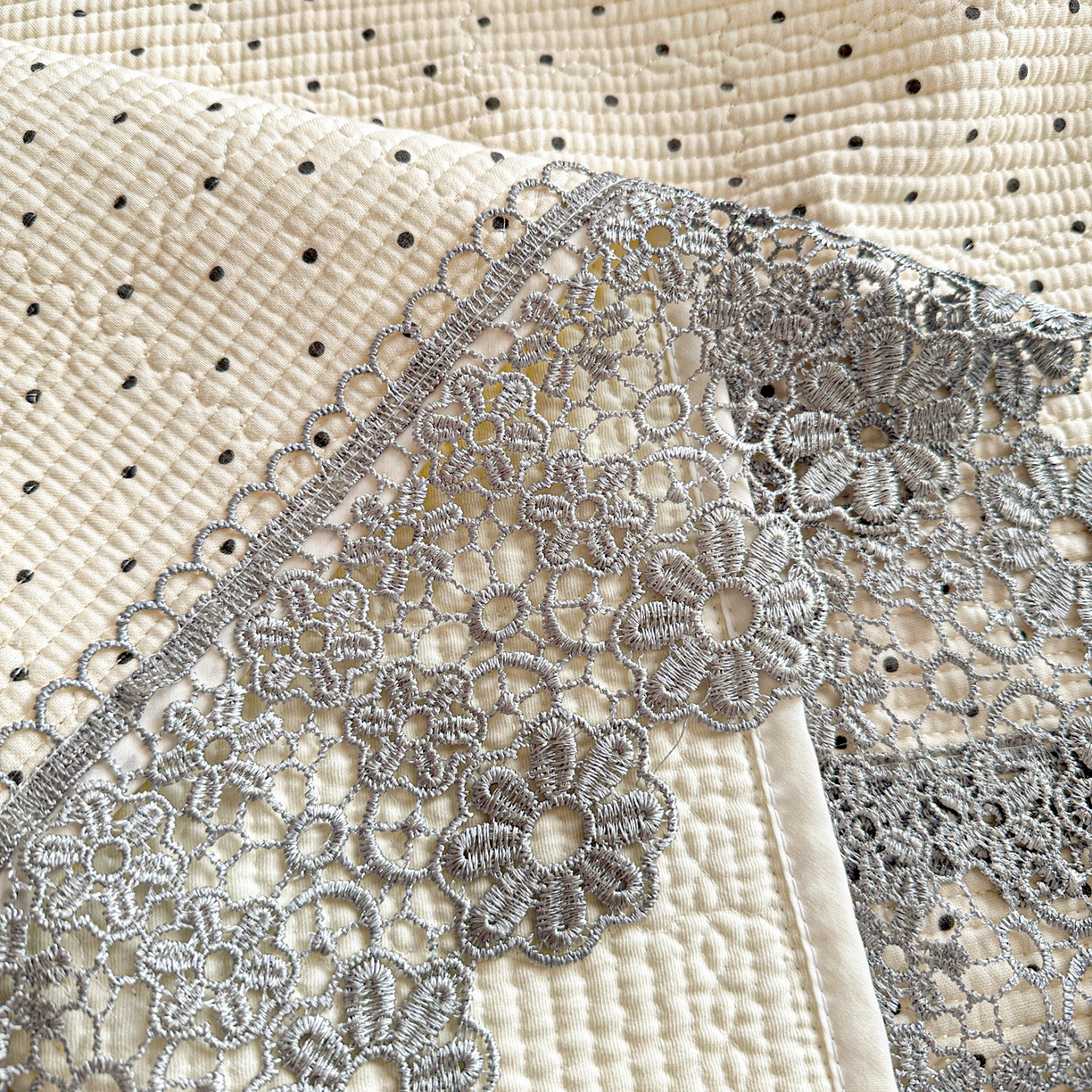 91家纺网 家纺一手货源 找家纺 源舜家纺 2026新款全棉双层纱梅花边床盖 波点-白色