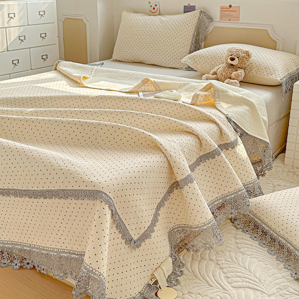 91家纺网 家纺一手货源 找家纺 源舜家纺 2026新款全棉双层纱梅花边床盖 波点-白色