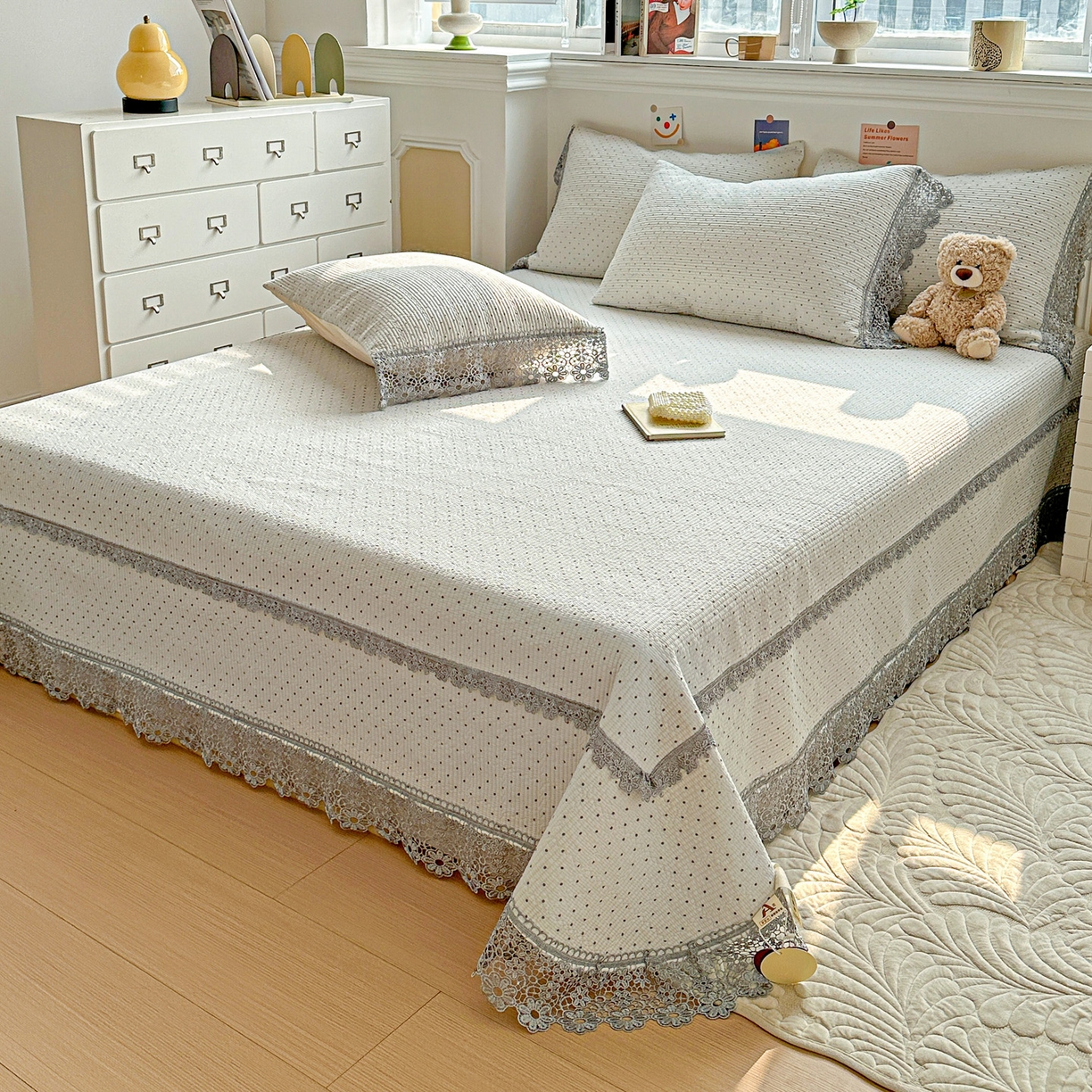 91家纺网 家纺一手货源 找家纺 源舜家纺 2026新款全棉双层纱梅花边床盖 波点-灰色