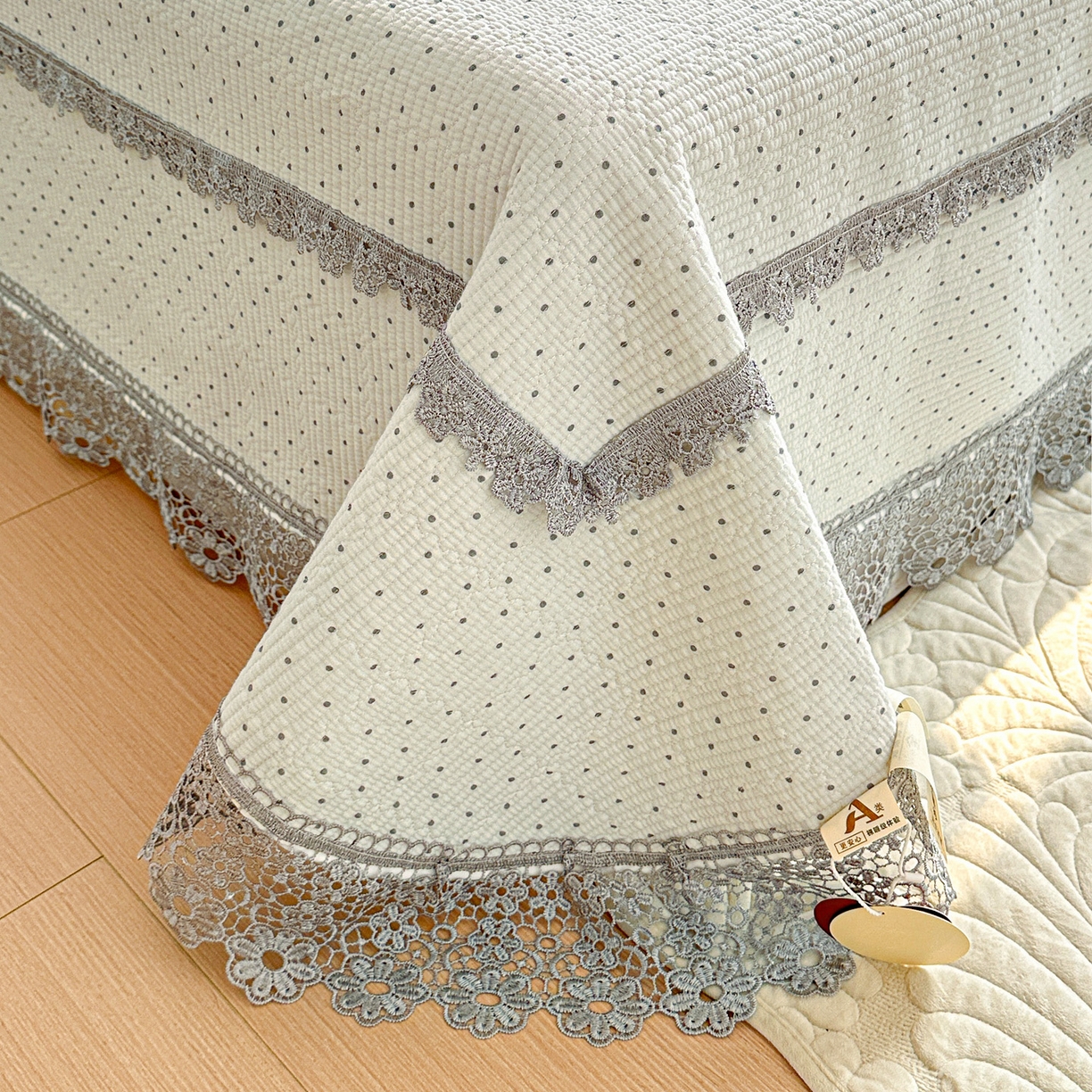 91家纺网 家纺一手货源 找家纺 源舜家纺 2026新款全棉双层纱梅花边床盖 波点-灰色