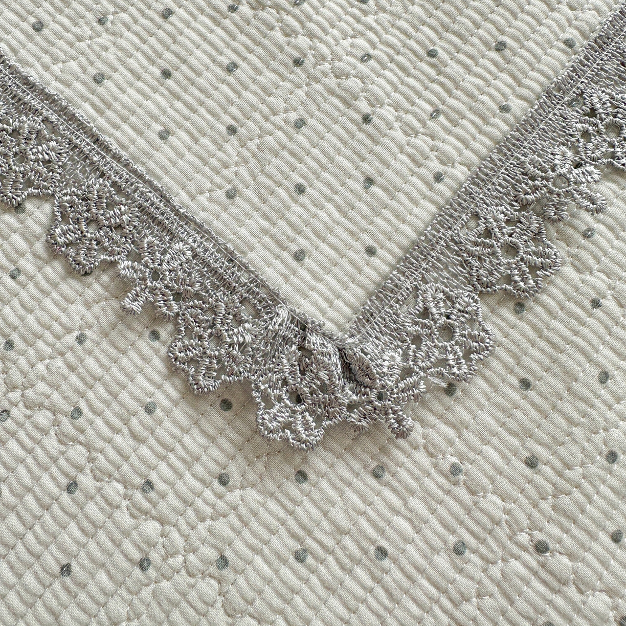 91家纺网 家纺一手货源 找家纺 源舜家纺 2026新款全棉双层纱梅花边床盖 波点-灰色