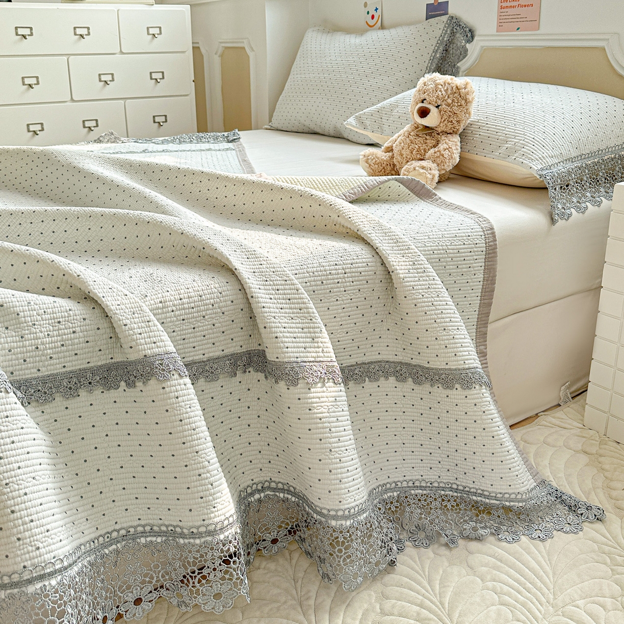 91家纺网 家纺一手货源 找家纺 源舜家纺 2026新款全棉双层纱梅花边床盖 波点-灰色