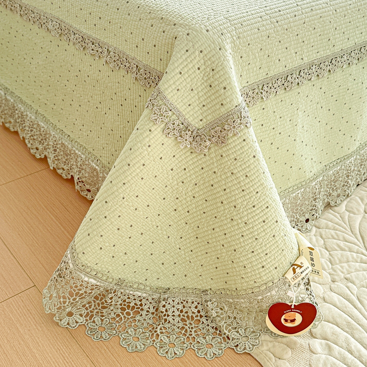 91家纺网 家纺一手货源 找家纺 源舜家纺 2026新款全棉双层纱梅花边床盖 波点-绿色