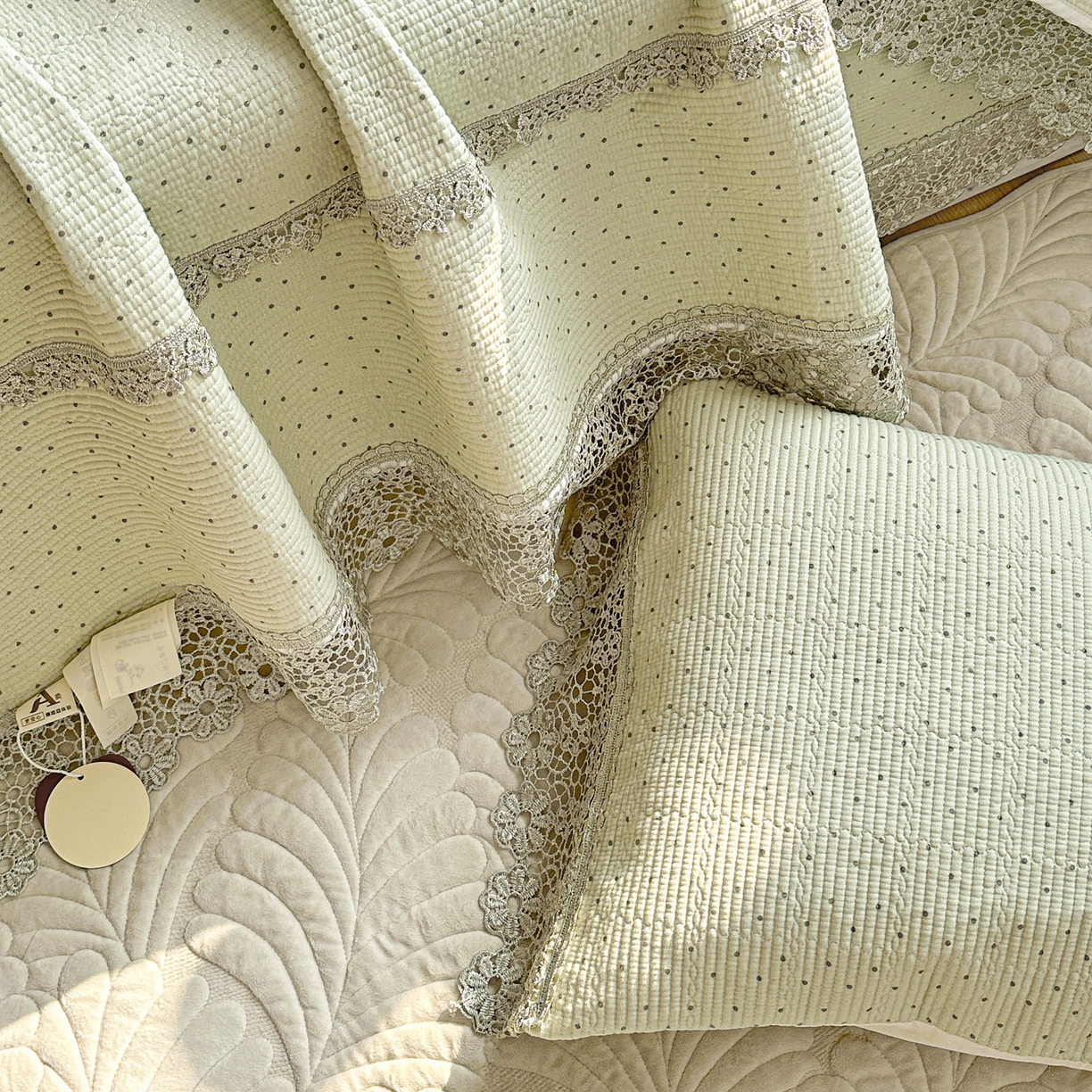 91家纺网 家纺一手货源 找家纺 源舜家纺 2026新款全棉双层纱梅花边床盖 波点-绿色