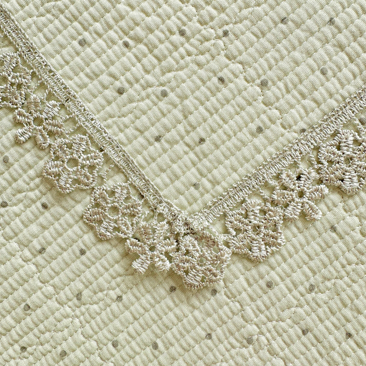 91家纺网 家纺一手货源 找家纺 源舜家纺 2026新款全棉双层纱梅花边床盖 波点-绿色