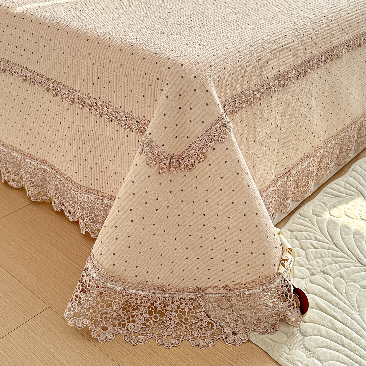 91家纺网 家纺一手货源 找家纺 源舜家纺 2026新款全棉双层纱梅花边床盖 波点-浅豆沙