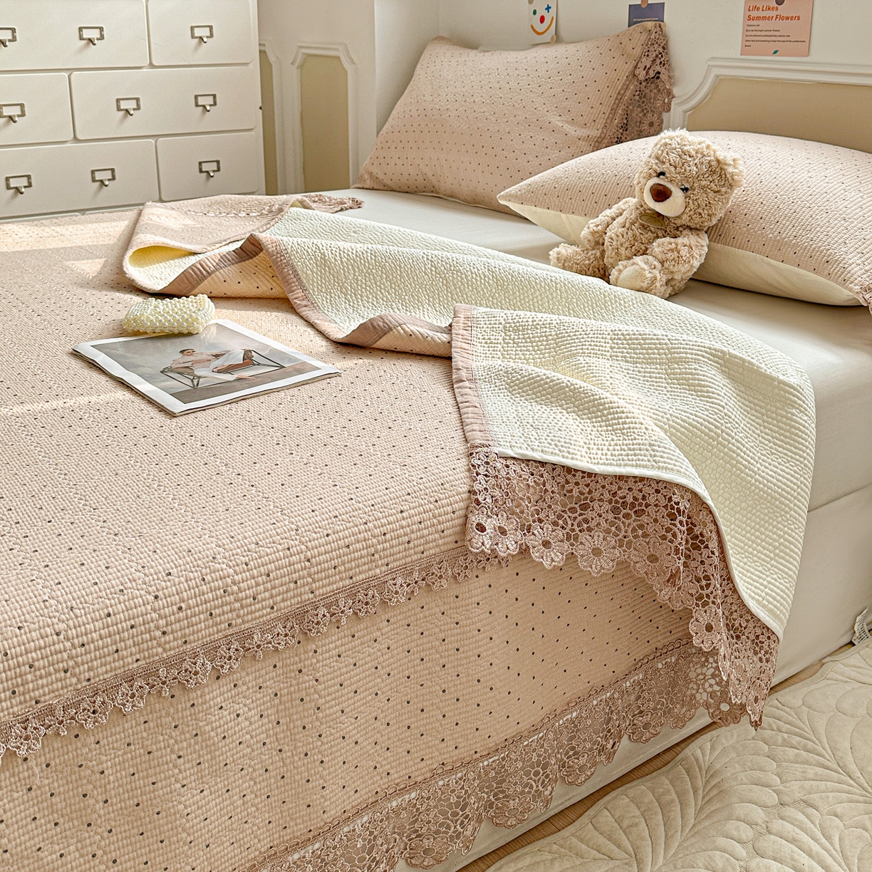 91家纺网 家纺一手货源 找家纺 源舜家纺 2026新款全棉双层纱梅花边床盖 波点-浅豆沙