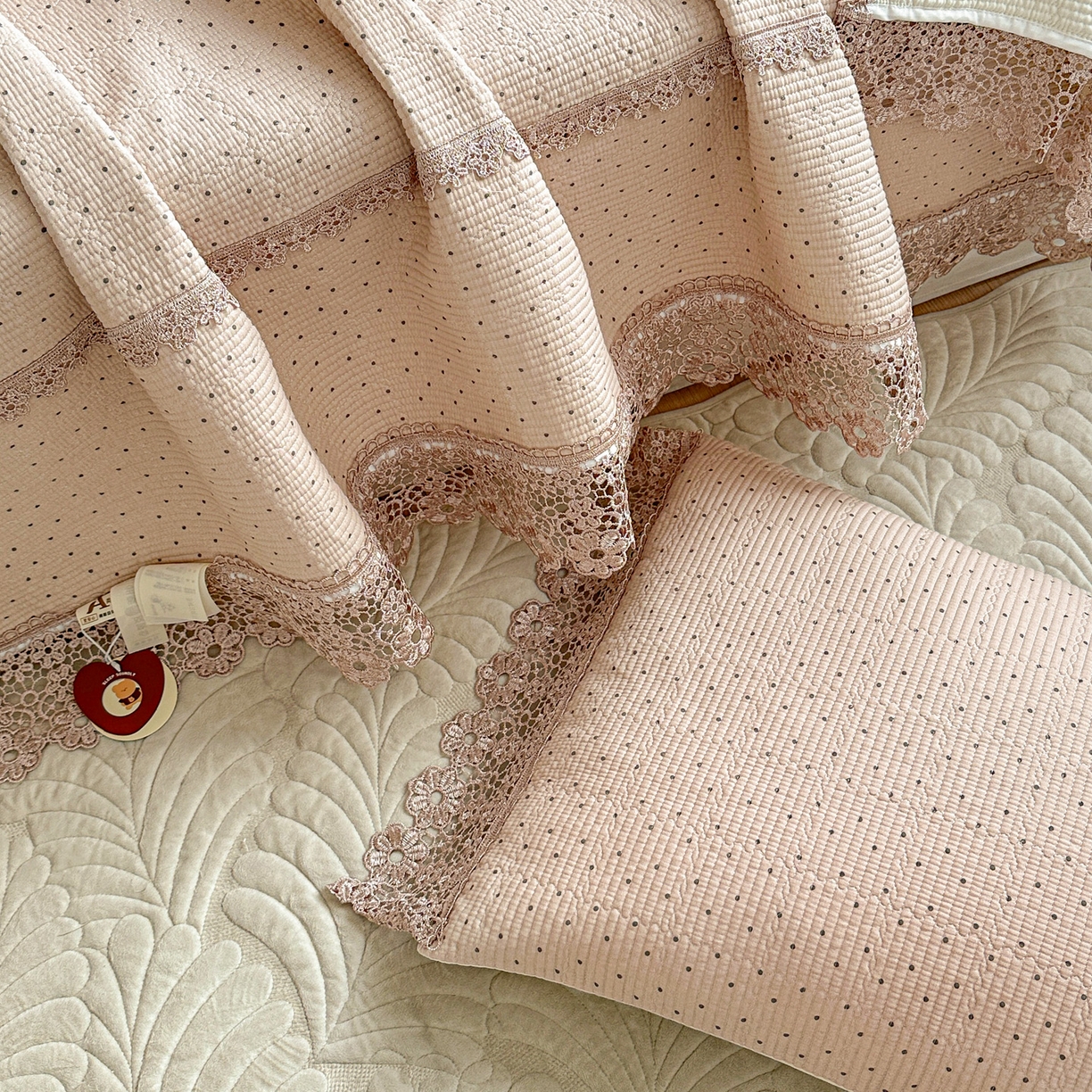 91家纺网 家纺一手货源 找家纺 源舜家纺 2026新款全棉双层纱梅花边床盖 波点-浅豆沙