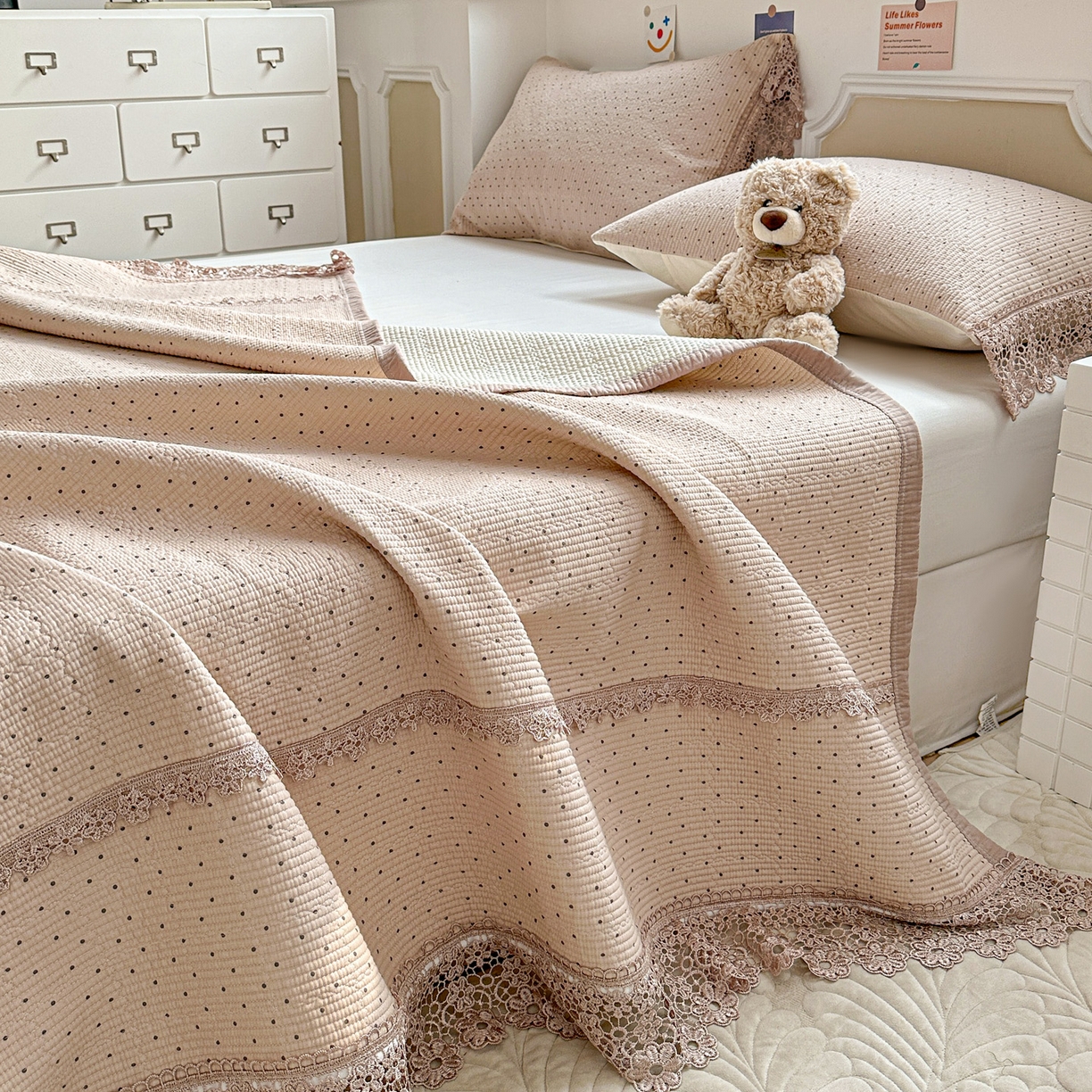 91家纺网 家纺一手货源 找家纺 源舜家纺 2026新款全棉双层纱梅花边床盖 波点-浅豆沙