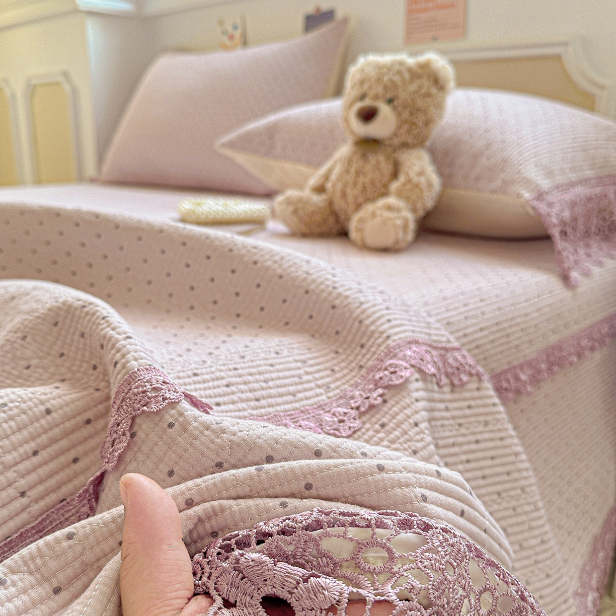 91家纺网 家纺一手货源 找家纺 源舜家纺 2026新款全棉双层纱梅花边床盖 波点-紫色