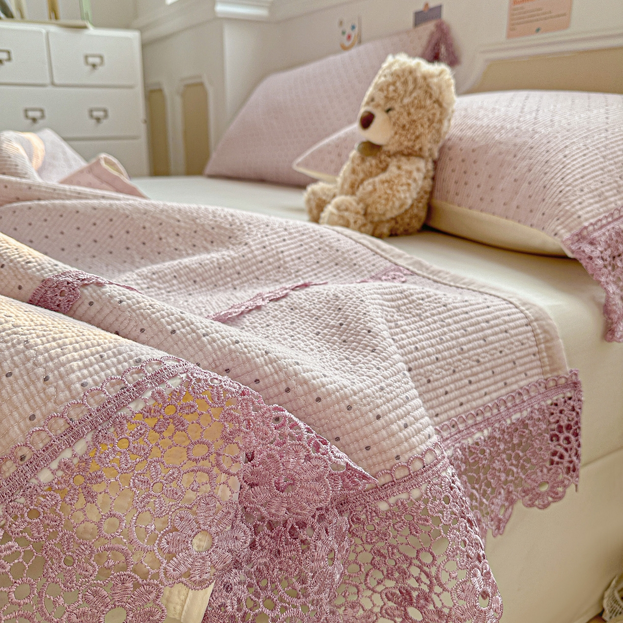 91家纺网 家纺一手货源 找家纺 源舜家纺 2026新款全棉双层纱梅花边床盖 波点-紫色